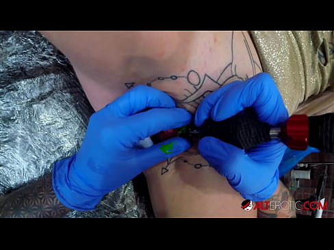 ❤️ Keçika pir tattookirî Sully Savage tattooek li ser klîtorê xwe kir. ❌ Pornoya malê li ku.playcrot69.top ❌️